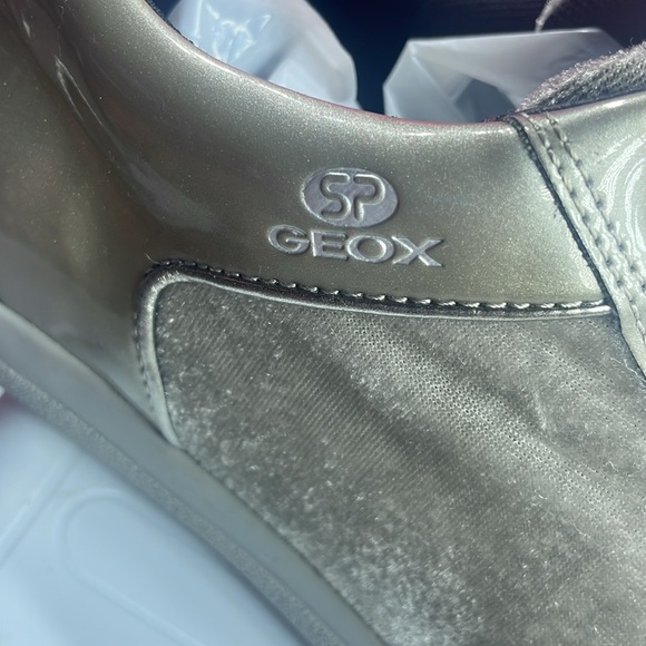 (A2) Geox Patent Velvet Lace
Women's Silver Fashion Comfort Sneakers Size 9 - Picture 2 of 11